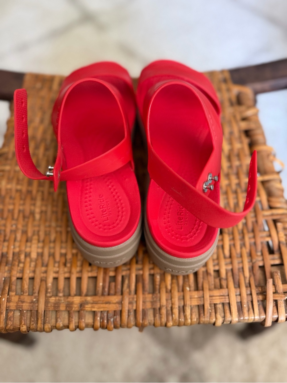 Crocs Women’s Size 6 Red Platform Sandal - Picture 7 of 11